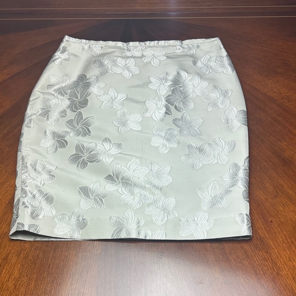 Armani Shimmery Floral Jacquard Skirt – Elegant Silver Silk Blend Size 4 - Picture 3 of 11
